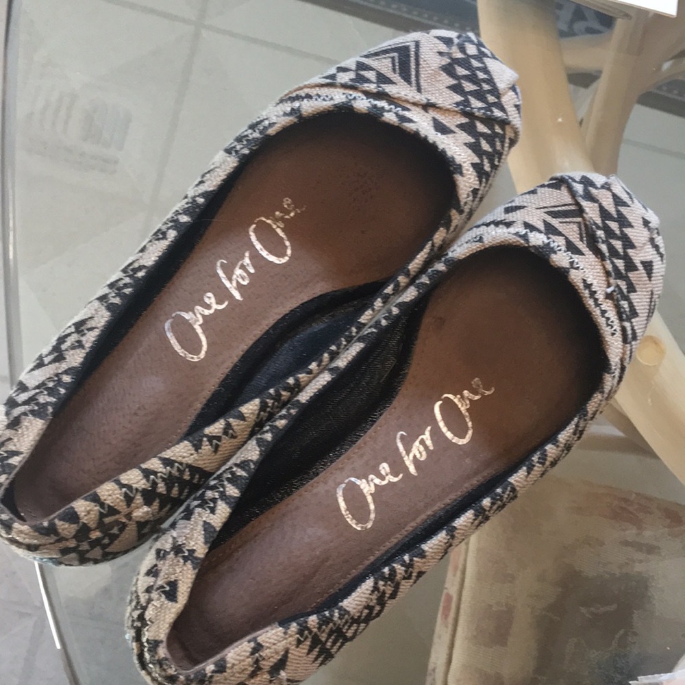 TOMS Tribal/Aztec Patterned Flats - Picture 4 of 9